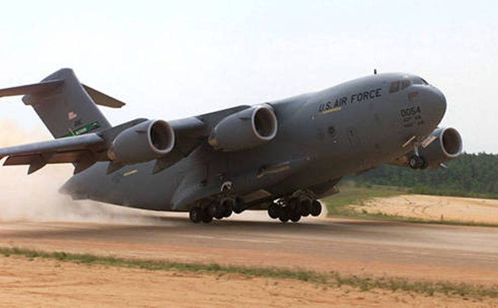 c17可以在如此简易的跑道上起降,起飞距离900米,降落不超1000米.