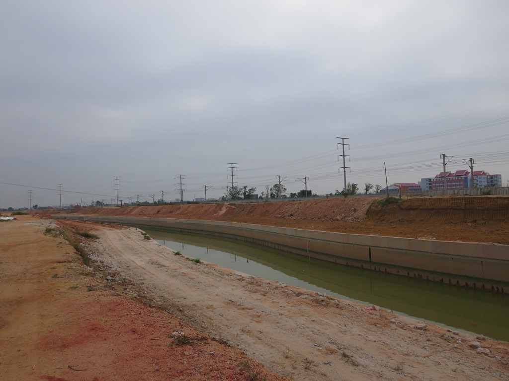 旁边的排水明渠,边坡已经平整,看上去舒服多了