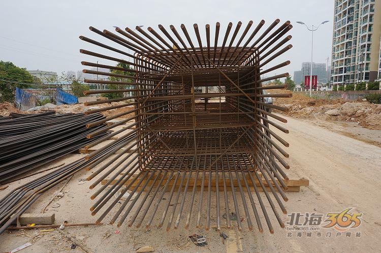 扎好的钢筋桥墩架.