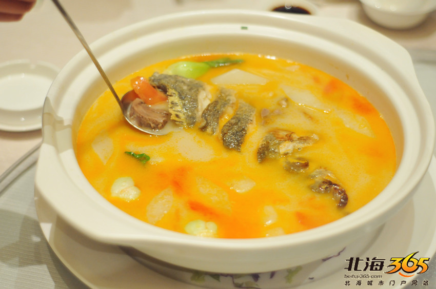 这是今天的特色菜,鱼羊双鲜(鱼肉和羊肉炖的汤)非常鲜美.