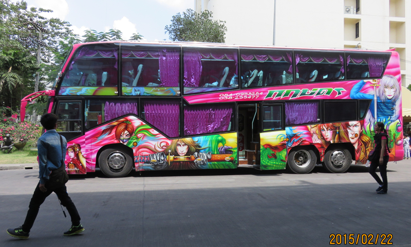 大巴由皇家和政府管控,都装饰得很艳丽,内部干净整洁,不容许在车上吃