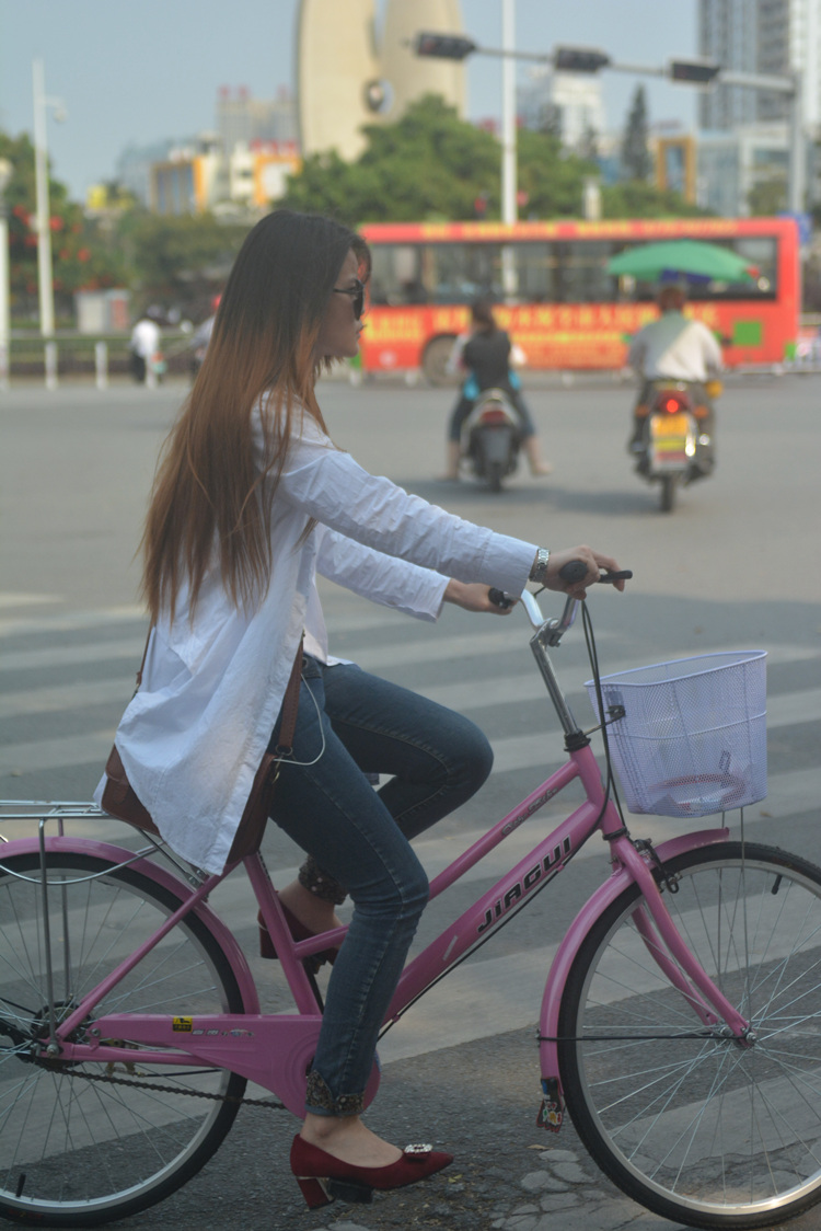 【街拍】春天29度气温下的北海街头女孩,一大波超短裙来袭
