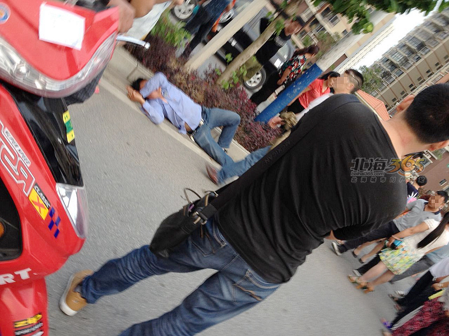 云南路棕搁泉小区外发生打斗,二打一,男的被打得趴下了(现场多图)