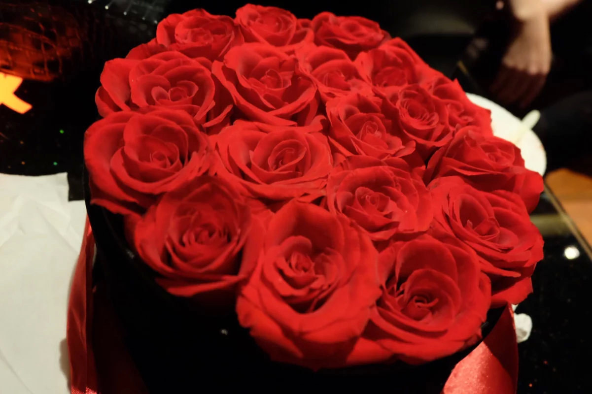 生日的惊喜!红玫瑰,护肤品,化妆品.