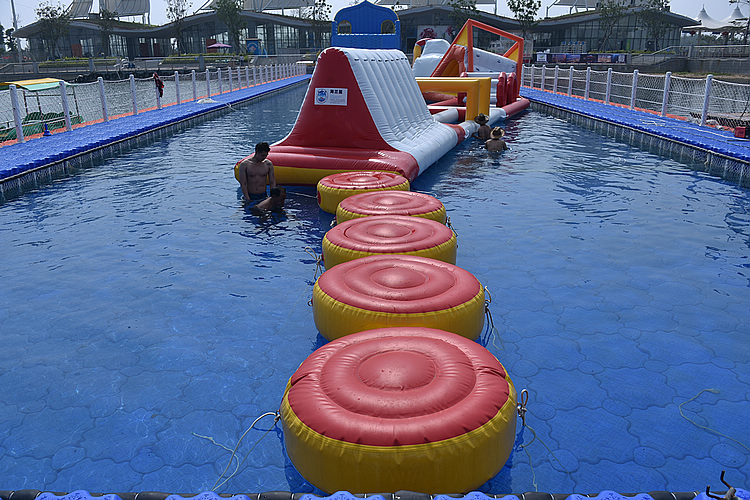 北海园博园的水上闯关项目"智勇大冲关"28日开放,有好多肌肉哥在水里