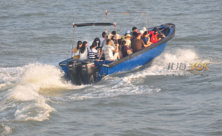 北海銀灘搭著20多名遊客的快艇開到海中間突然翻沉死人的話可能要轟動