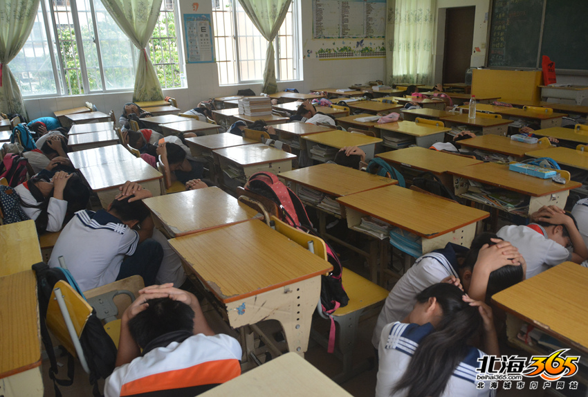 北海六小地震演练,大家一起看2800名学生如何在3分钟内"逃生"(演练全