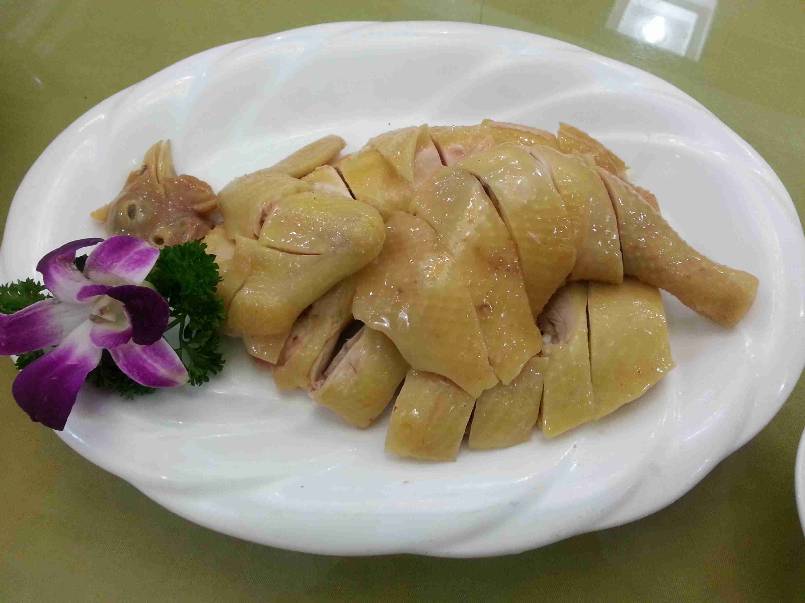 白切鸡,每家饭店少不了的,鸡肉嫩,鸡香味浓,看得出师傅的刀工不错,刀