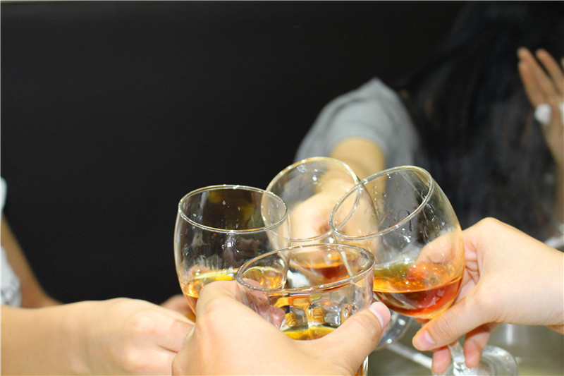 等汤煮沸期间,为四人小组干杯~(~▽~)~ [][]~(~▽~)