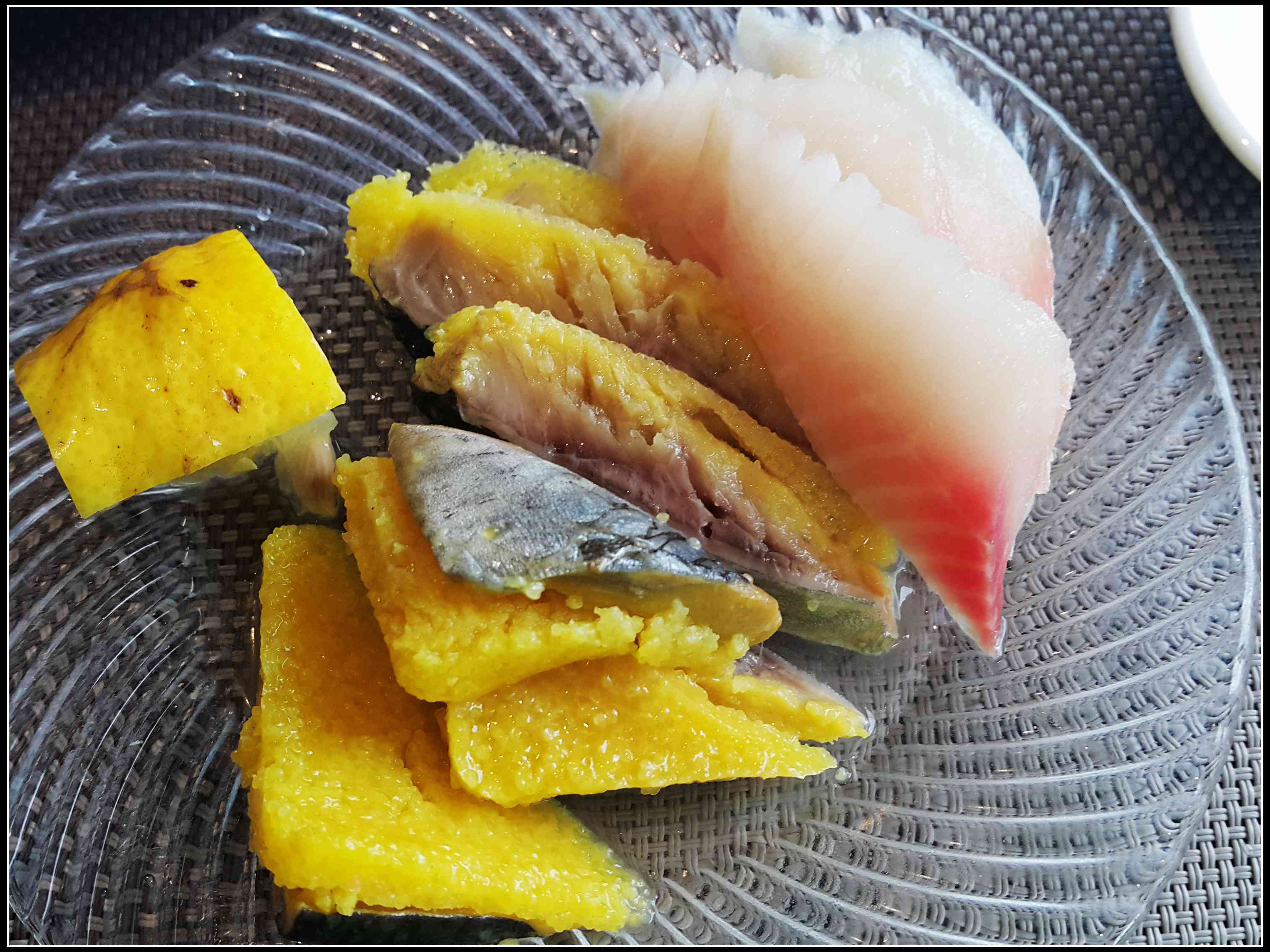 这个希鲮鱼倒是很失败,肉都散开了,不够新鲜,一点都不脆,爱吃希鲮鱼的