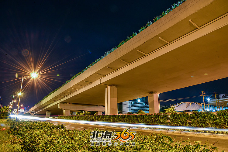 流光溢彩,夜拍北海广东路铁路立交桥