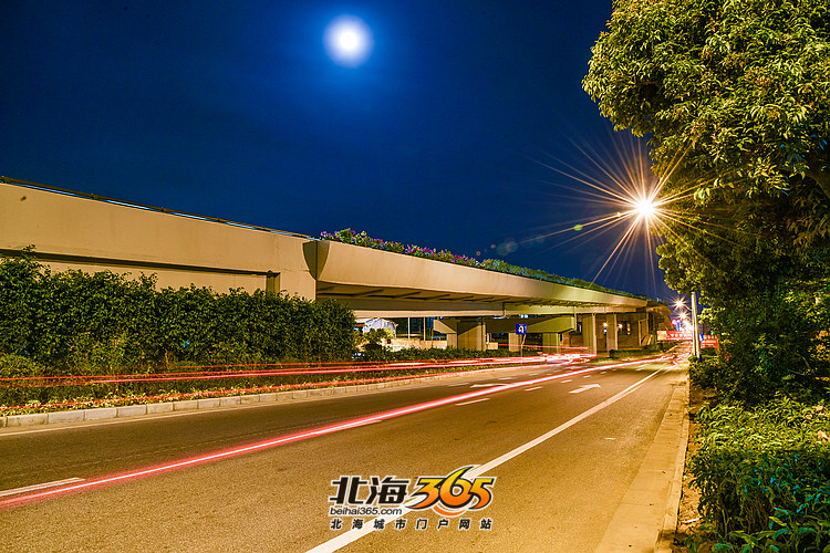 流光溢彩,夜拍北海广东路铁路立交桥