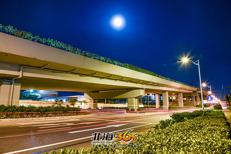 流光溢彩,夜拍北海广东路铁路立交桥