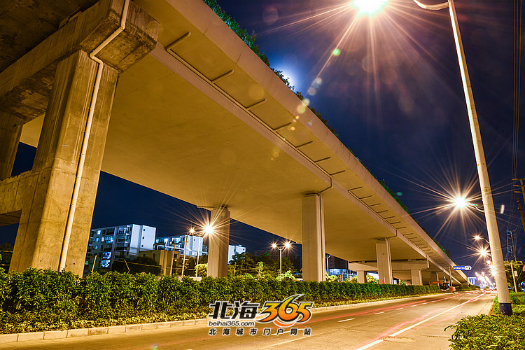 流光溢彩,夜拍北海广东路铁路立交桥