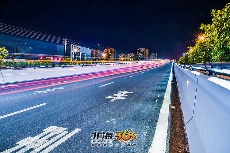 流光溢彩,夜拍北海广东路铁路立交桥