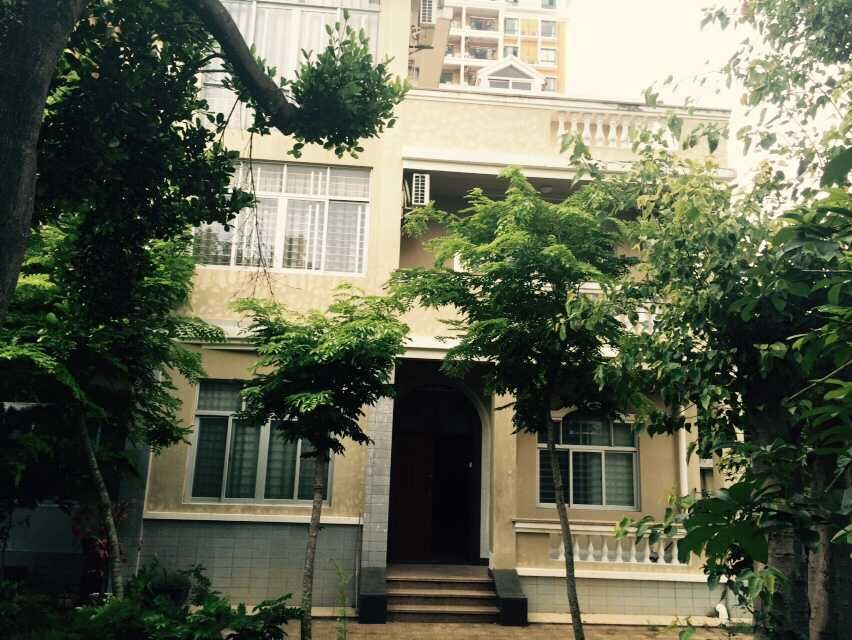 东方花园独栋豪华别墅特价出售280万,南北朝向四面光,超大花园带大树