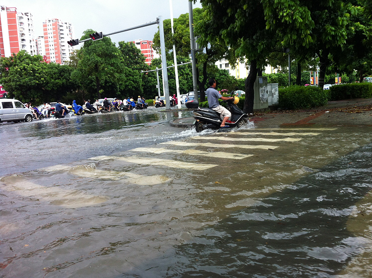 今天这场大暴雨,北海交通全面瘫痪(雨中多图)