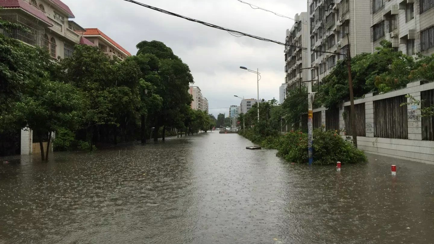 今天这场大暴雨,北海交通全面瘫痪(雨中多图)