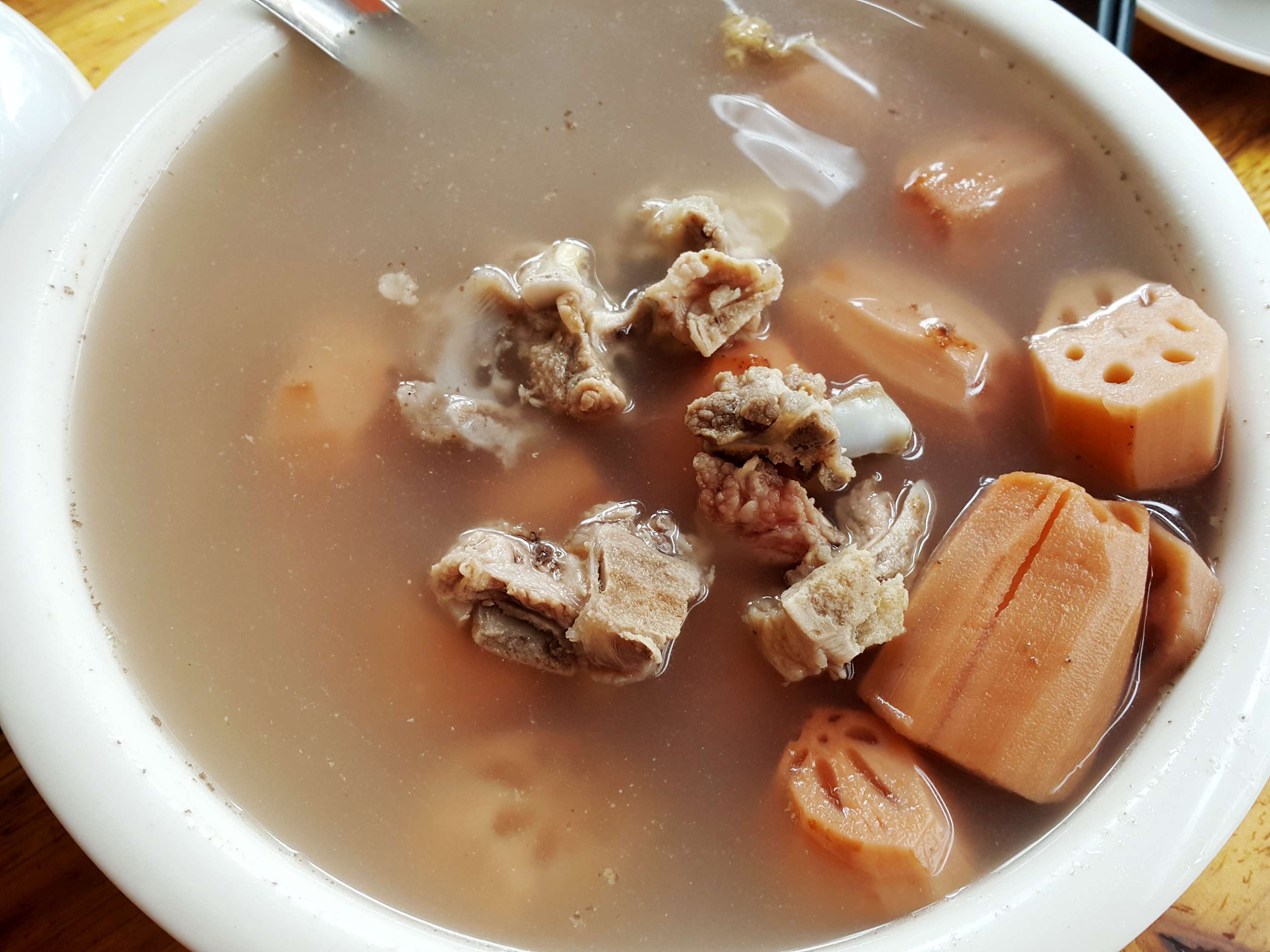 九叔这里的经典例汤,莲藕排骨汤,菜名莲藕排在前面非常正确,整整一锅