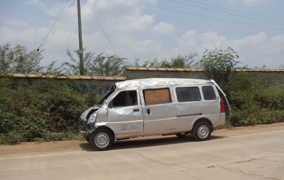 路过,见一辆面包车的脸破了.(图)