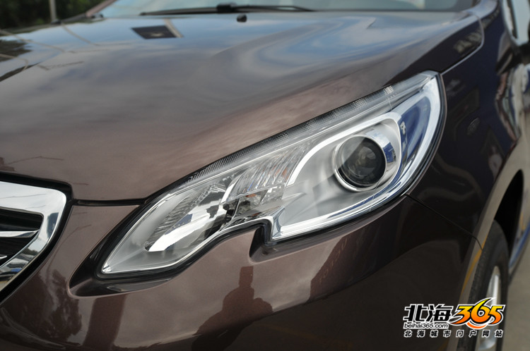 整个前大灯的造型很犀利,跟后灯设计一个风格