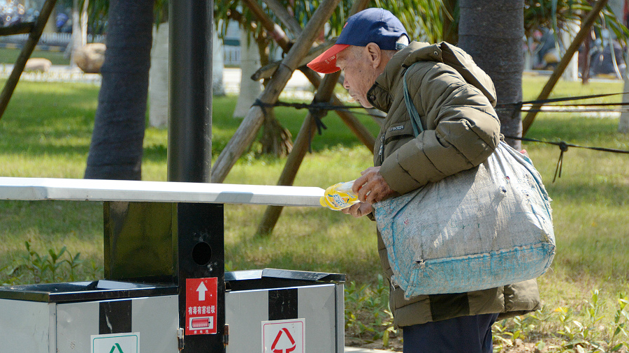 快要过年了,这个可怜老人还在广场的垃圾桶捡东西吃