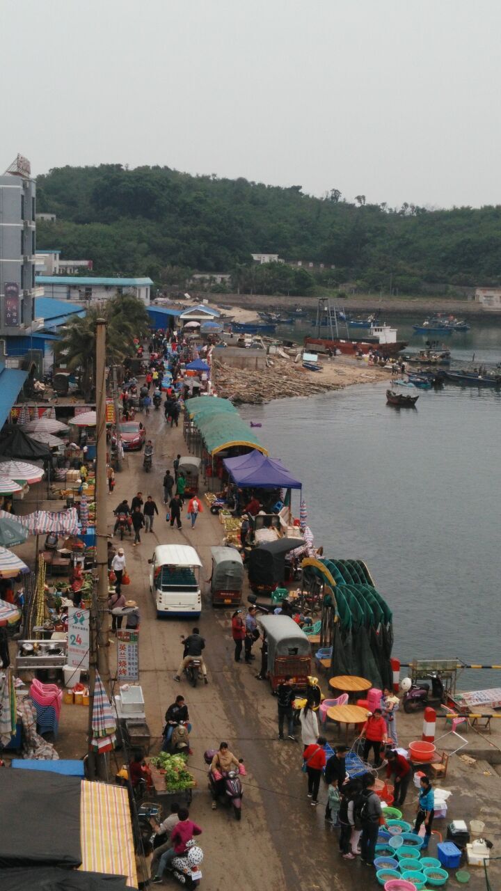 涠洲南湾街海堤路无法停车开车还摆什么摊哦