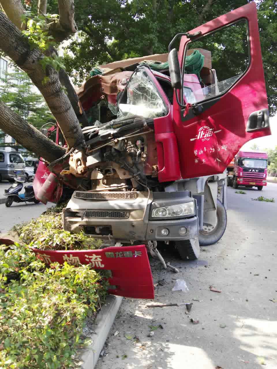 今早西藏路,泥头车骑上绿化带,车头撞个稀巴烂