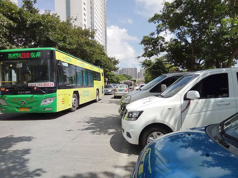 北海火車站永遠塞滿黑車,監控攝像頭被推向天上