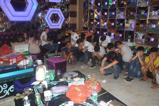 男男女女划拳猜码,亢奋嚎叫,北海边防捣毁吸毒ktv抓了18个粉仔