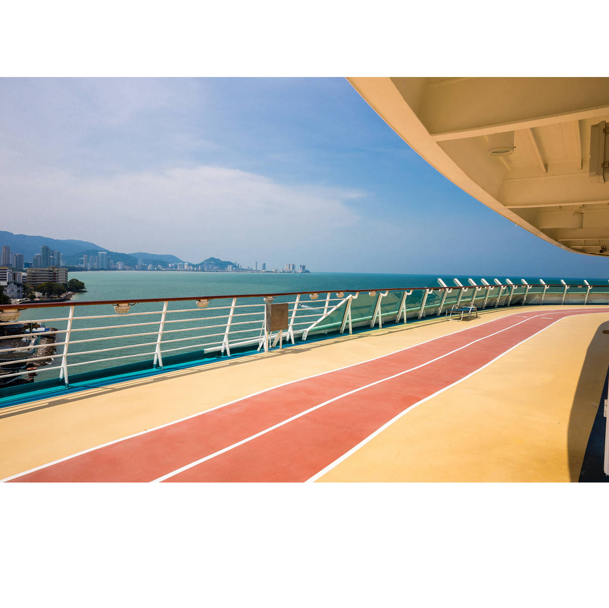 邮轮甲板上的栏杆