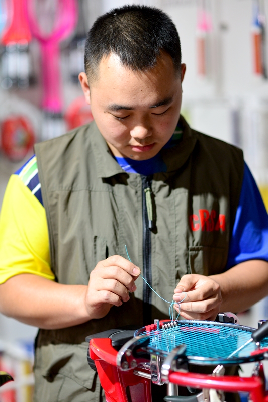 走近90后羽毛球拍穿线师,看看他的穿线生活