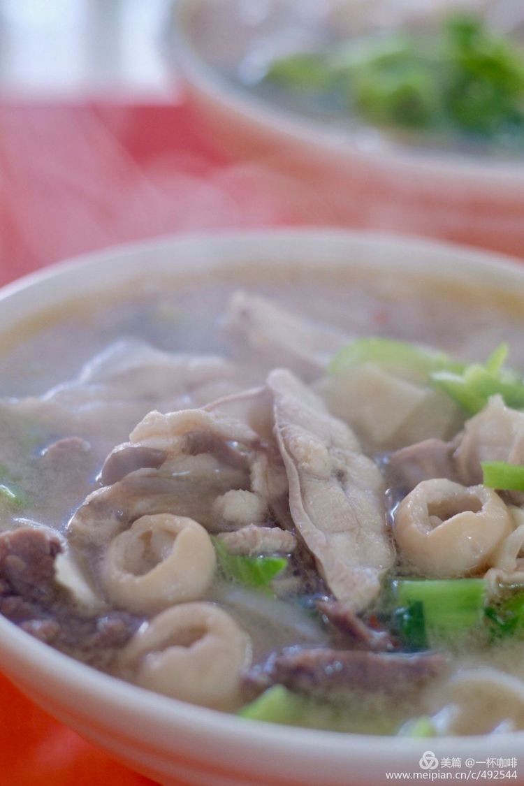 头坡路口的鲨鱼粉,是我吃过的海鲜类早餐的最佳,它的鲨鱼新鲜,汤清甜