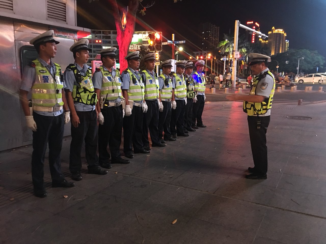 目前交警已经集合,正在赶往各个路口,一会小编会去到哪里呢?