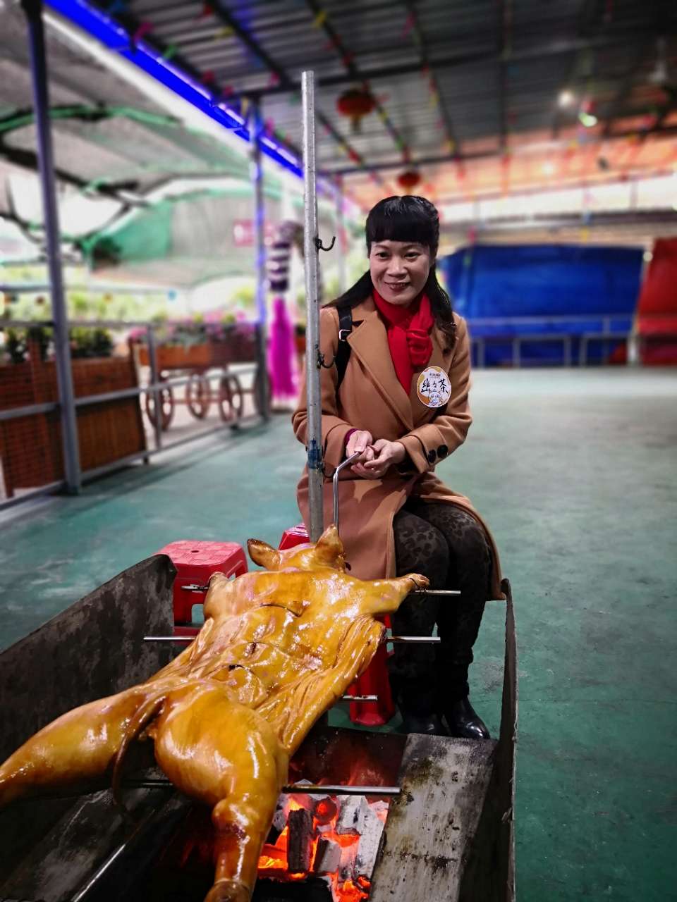 美女咬猪头,差点形象尽毁--美食版吃货大队在荷缘山庄烤乳猪记