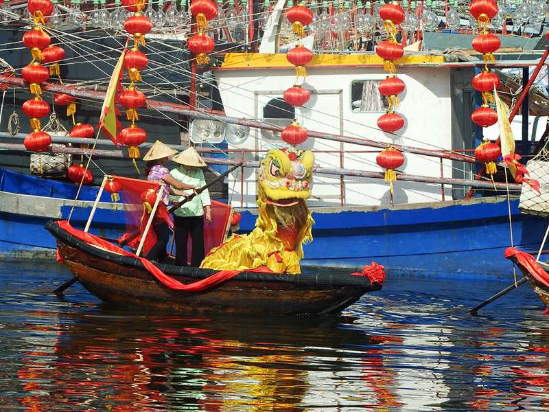 锣鼓喧天,疍家女摇着乘有舞动的狮子的小艇,在港池内巡回游动,十分