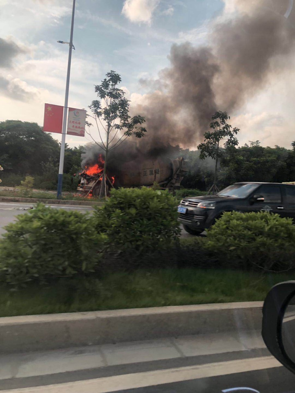 搅拌车着火,车头被烧完了!