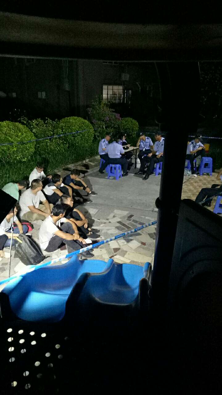 今晚银海区公安分局在南京路桐洋家园小区打击传销!迎来业主一片掌声!