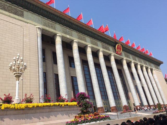 天安门广场西侧的人民大会堂是全国人大政协代表讨论gj大事的地方和