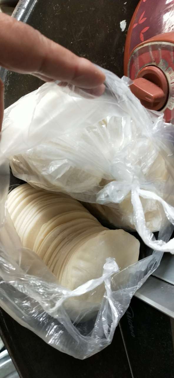 首先备料,饺子皮有论斤买的,也有自己发粉醒面的,高兴就好.