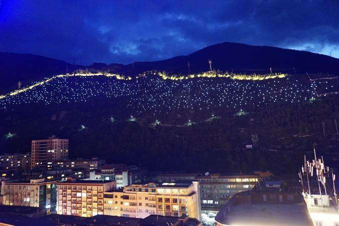 大美四川,康定情歌,白天高天流云,晚上灯光炫目璀璨