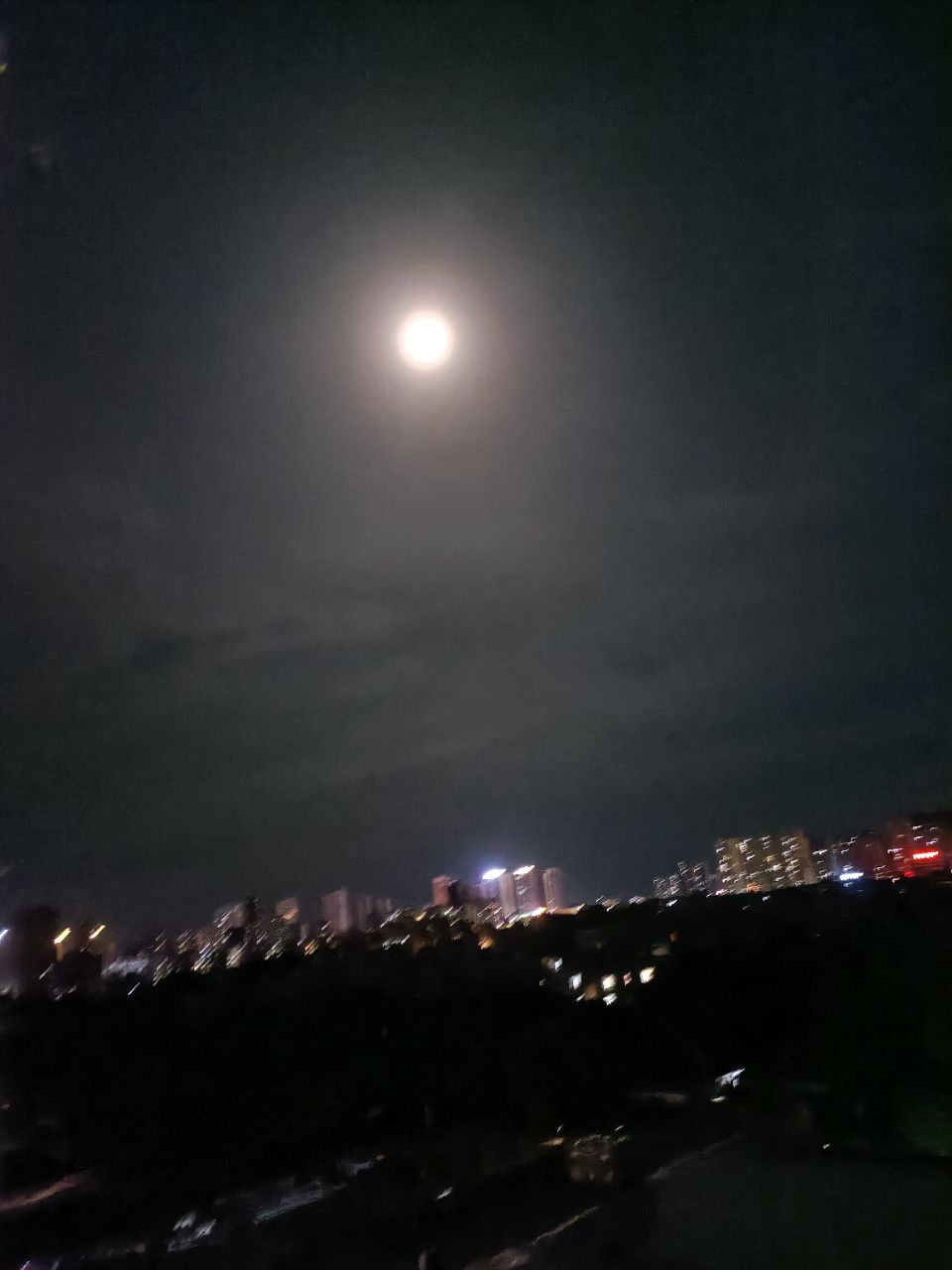 昆明今晚的月亮图片图片