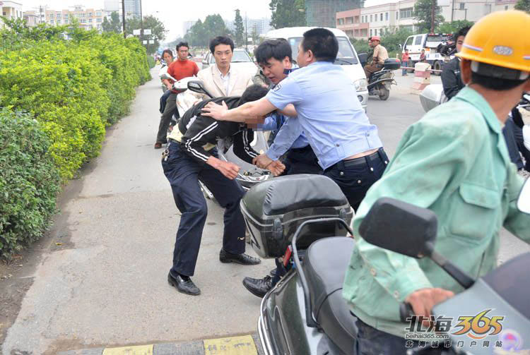 撞车事故现场,交警大队长当场抓获"混水摸鱼"偷窃警车内物品的小偷(有
