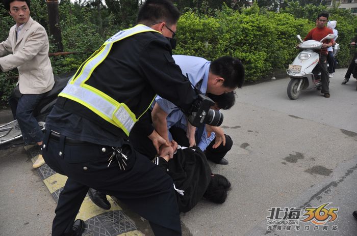 撞车事故现场交警大队长当场抓获混水摸鱼偷窃警车内物品的小偷有图有