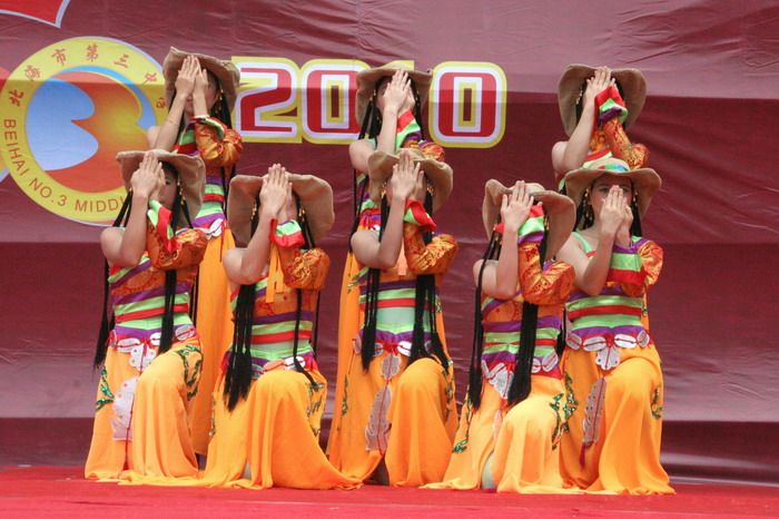 由三中老师自编自演的舞蹈《欢腾》