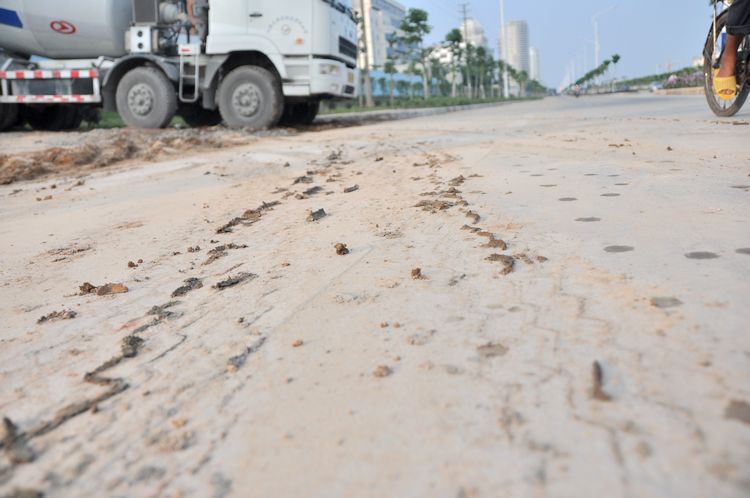 西南大道,一辆工地大头车湿又污染路面,硬又污染环境(有图)
