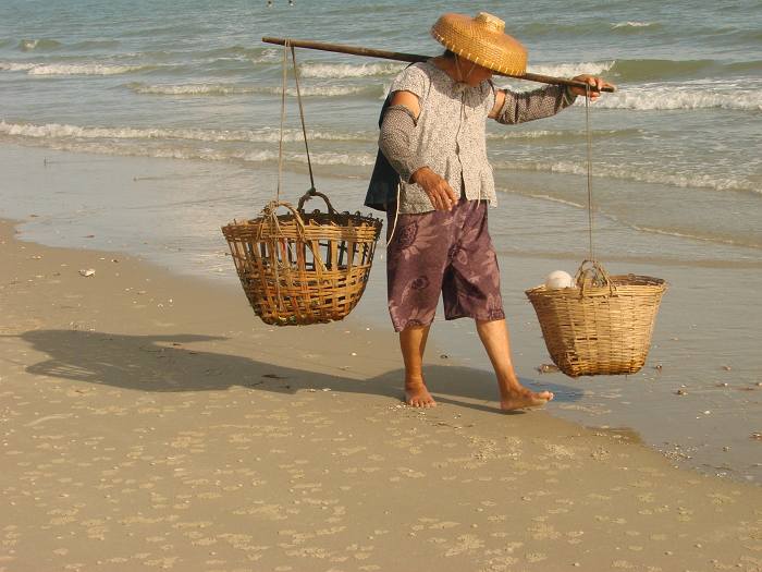 心酸:侨港沙滩惊现以捡塑料瓶为生的70岁老阿婆(龙哥带你睇图说故事)