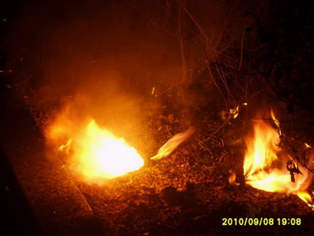 昨天晚上北海大道绿化带地下冒火,经查原来是地下电缆着火