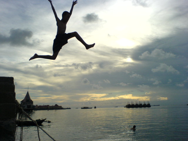 海阔天空任我秀,海边肆意玩耍的小孩
