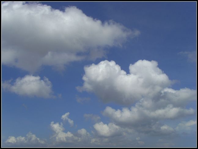 豔陽高照下的藍天白雲